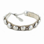 Lyst læderarmbånd med nitter